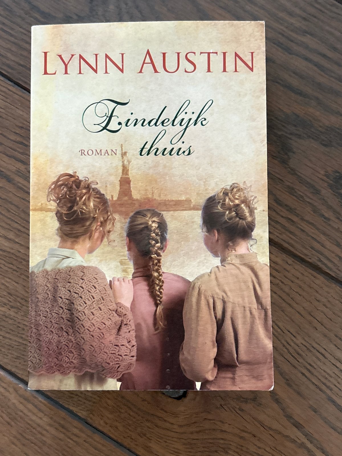 Eindelijk thuis - Lynn Austin (Roman), Boeken, Ophalen of Verzenden, Gelezen, Nederland
