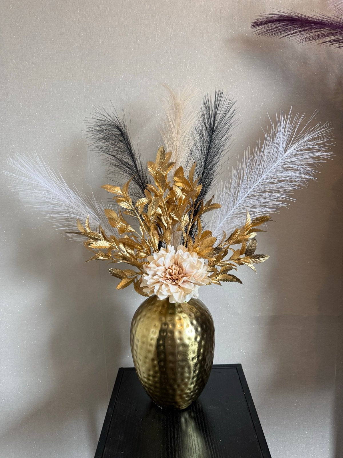 Gouden vaas met kunstbloemen, Ophalen, Inclusief decoratie, Nieuw, Metaal