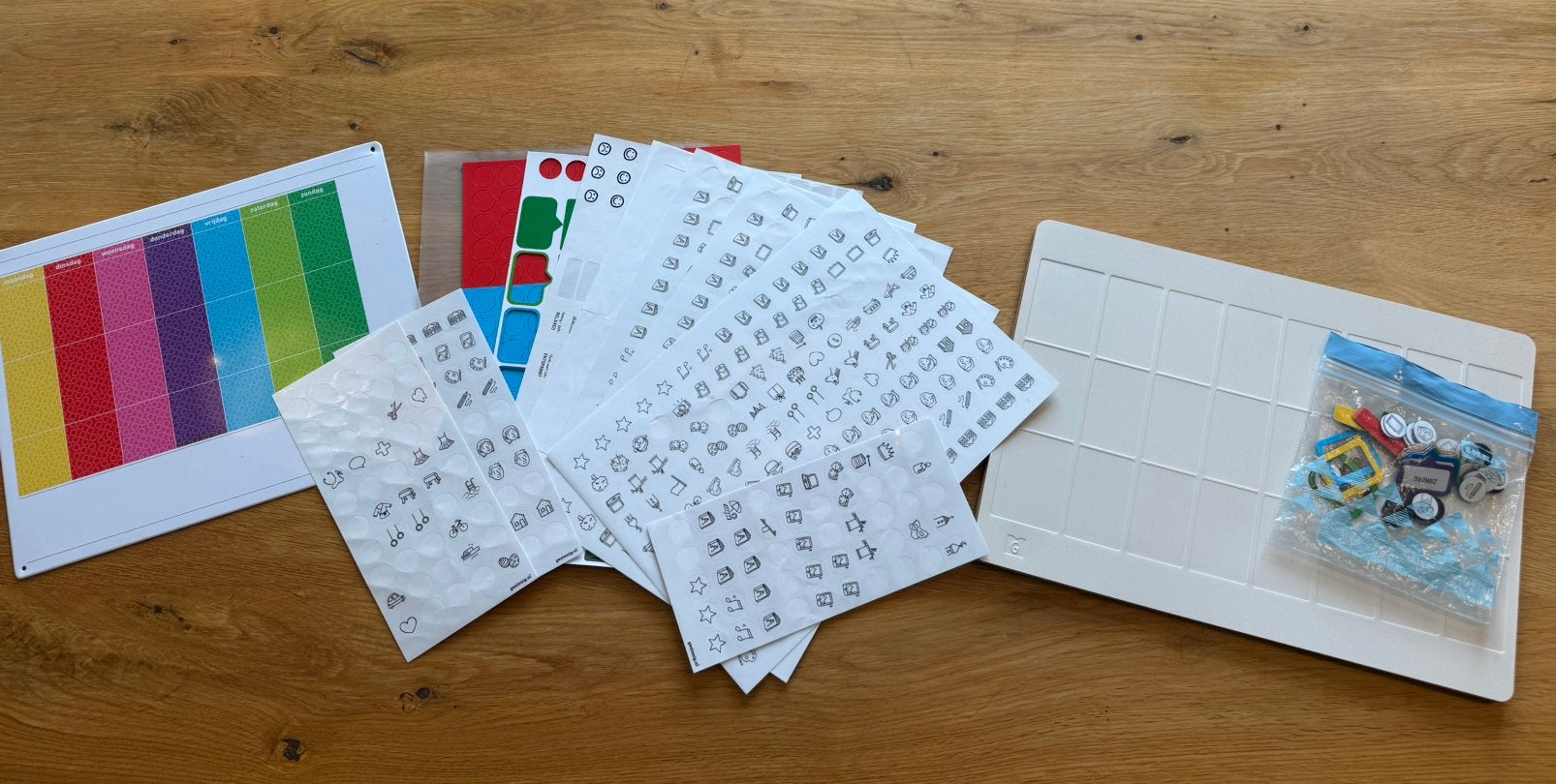 Twee Gezinnig weekplanners met magneetjes en afbeeldingen, Ophalen, Gebruikt