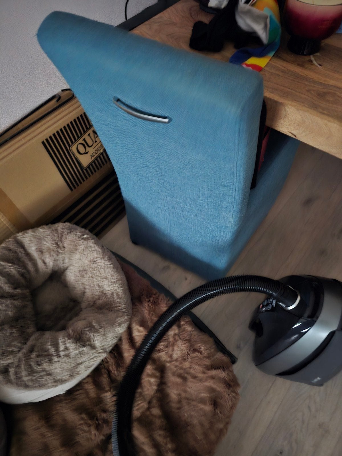 4 gratis eetstoelen gekleurd, Ophalen, Laadkabel