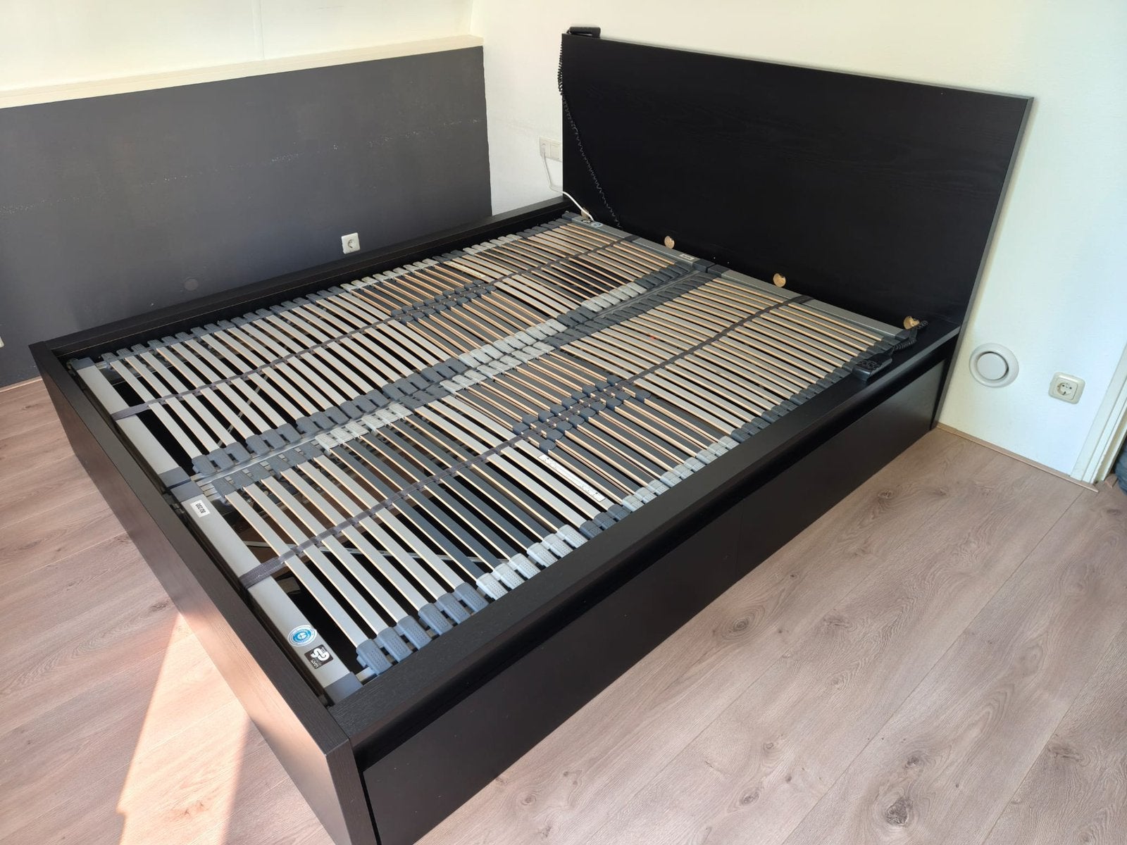 Gratis Bed Ikea 160x200 met elektrische lattenbodem, Huis en Inrichting, Slaapkamer | Bedden, Ophalen, Verstelbaar, Zwart, Tweepersoons