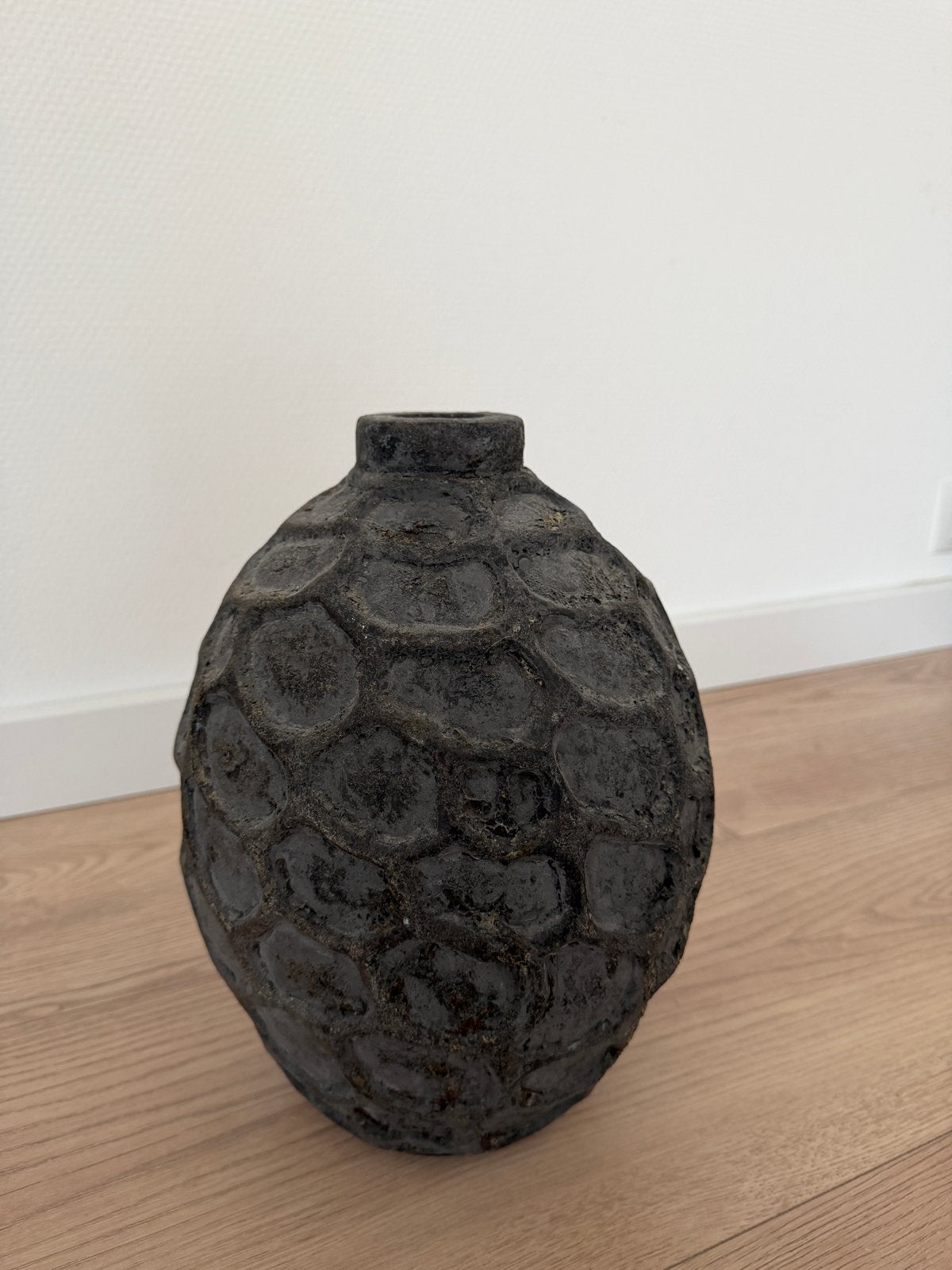 Decoratieve donkere vaas met textuur, Ophalen of Verzenden