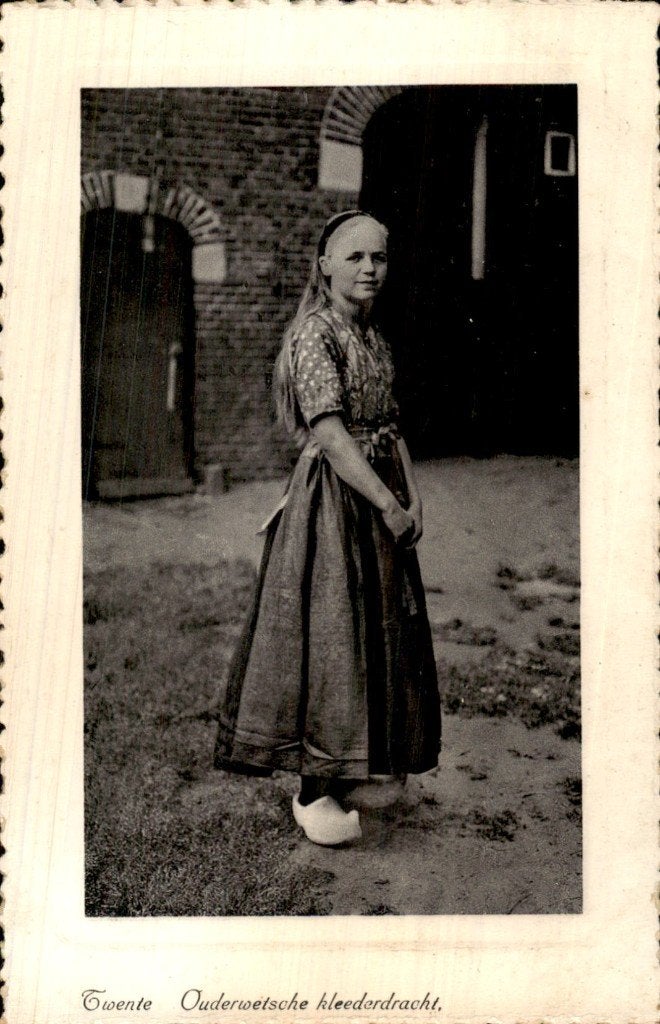 Twente - Klederdracht - Meisje met klompen, Ophalen of Verzenden, 1920 tot 1940, Ongelopen, Overijssel