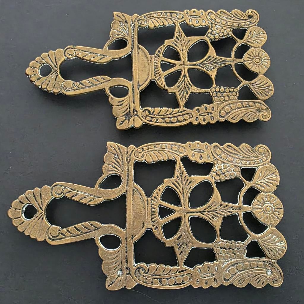 2 oude sierlijke messing koperen treven treef onderzetters, Ophalen of Verzenden, Goud, Overige materialen
