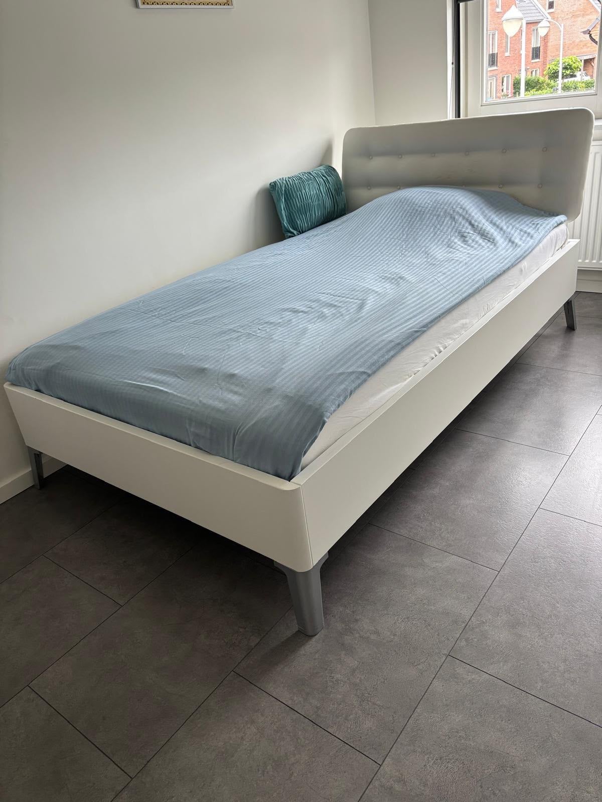 Bedledikant met hoofdbord en spiraal bodem met matras, Ophalen, Zo goed als nieuw, Twijfelaar, 120 cm