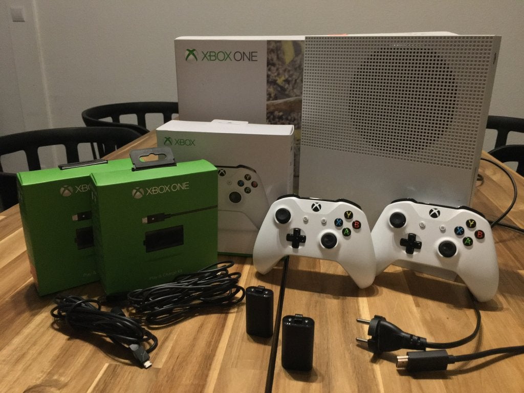 Mooie xbox incl controllers en spellen, Xbox One S, Ophalen of Verzenden, Zo goed als nieuw, Met 1 controller
