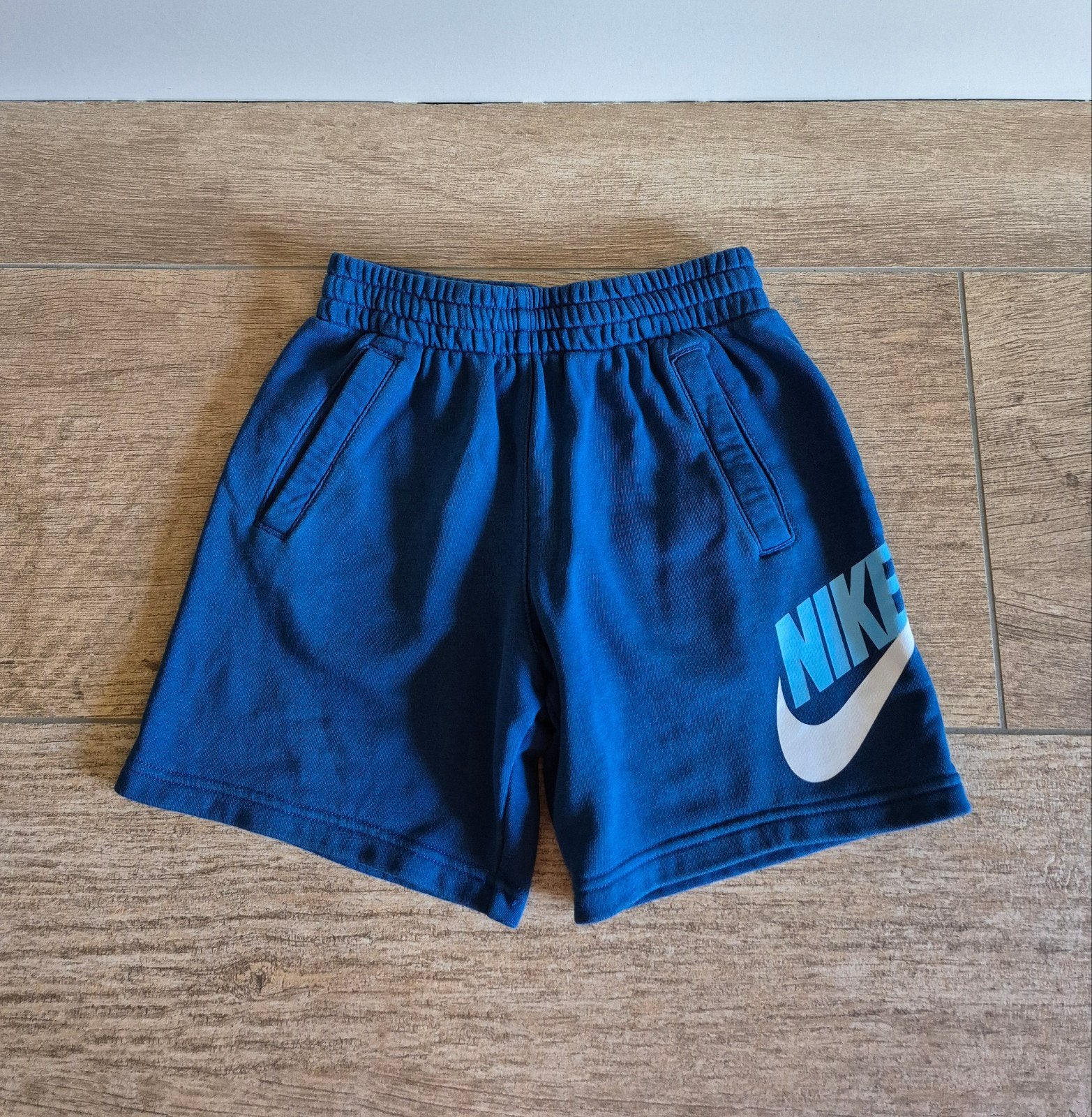 Nike korte broek maat M (137-147 cm) blauw, maat 140/146, Broek, Jongen of Meisje, Ophalen of Verzenden, Zo goed als nieuw