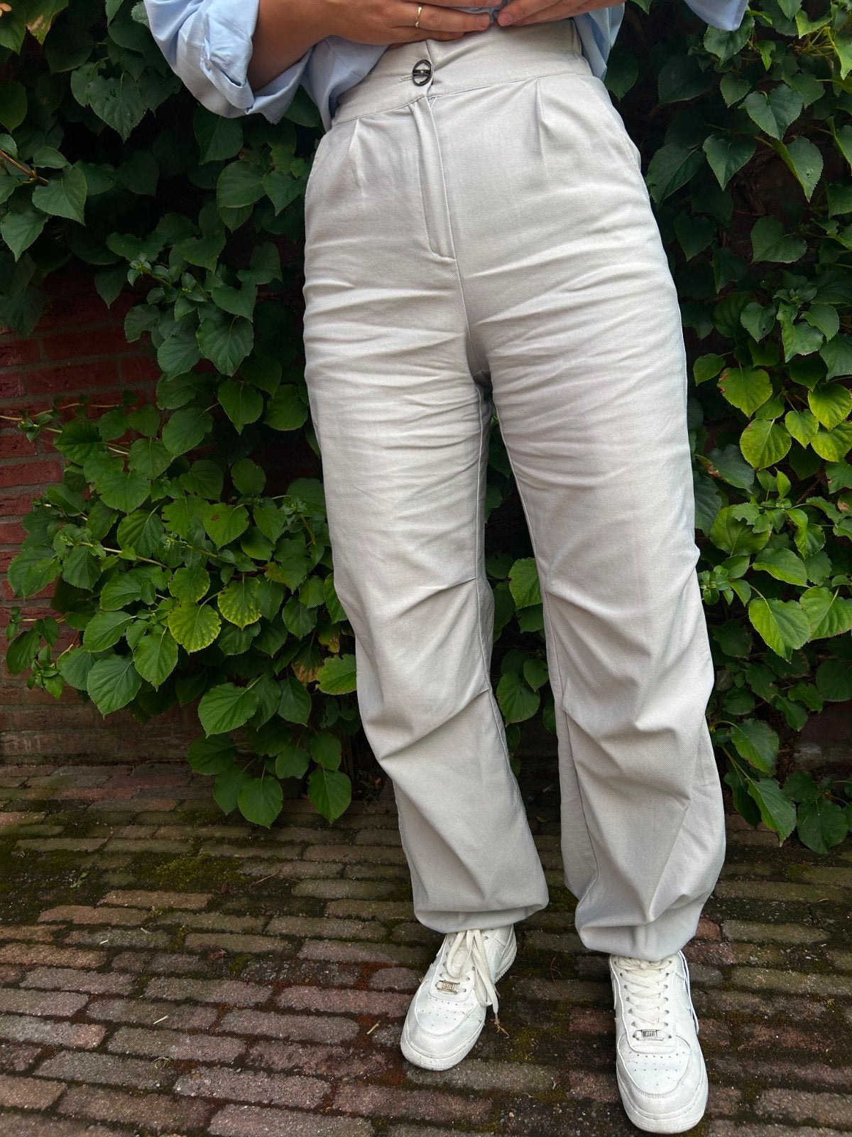 Lichtgrijze broek met trekkoord en zakken, Maat 38/40 (M), Ophalen of Verzenden, Zo goed als nieuw, Muona