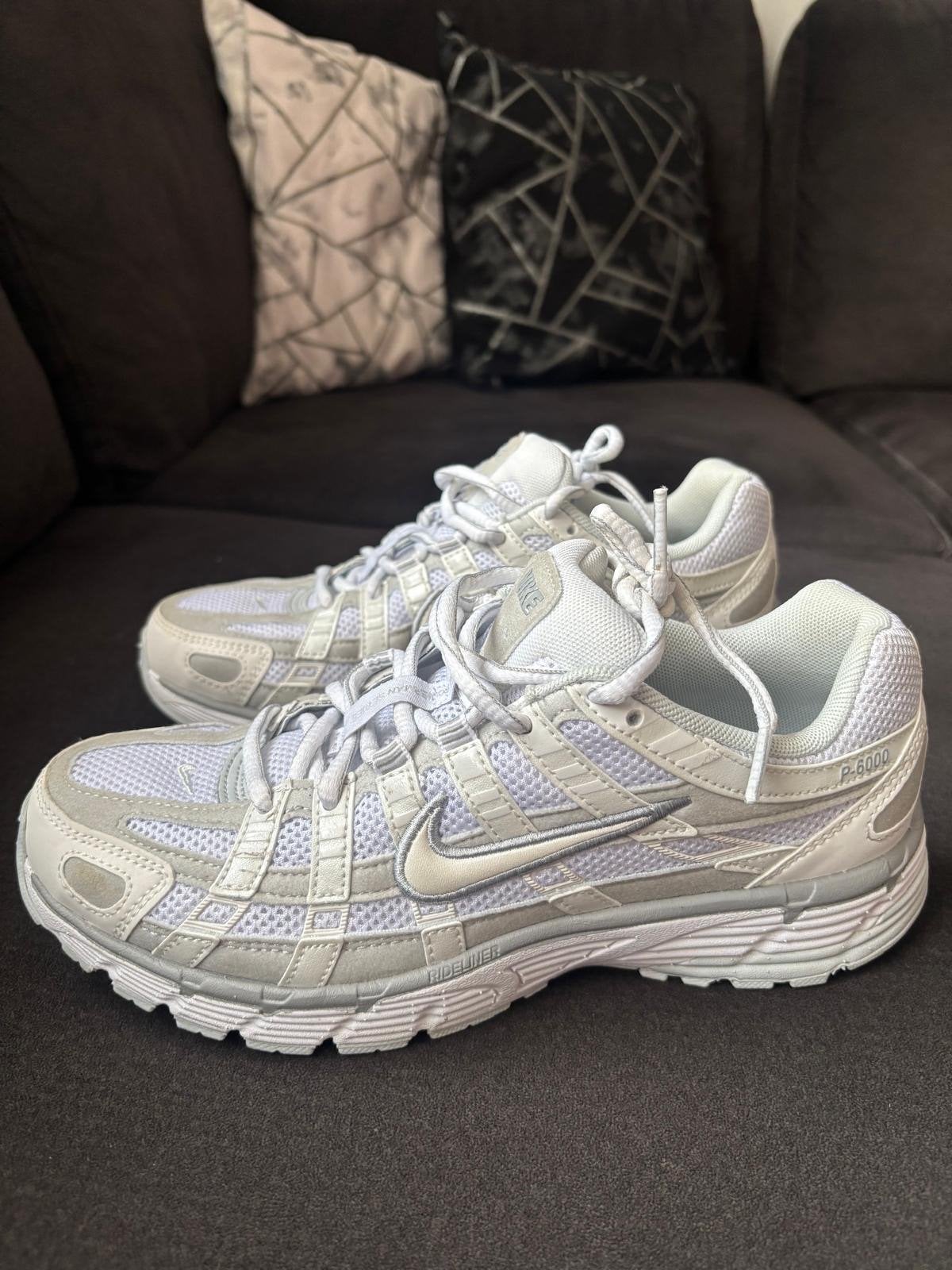 Nike P-6000 sneakers - Zo goed als nieuw, Kleding | Dames, Ophalen of Verzenden, Zo goed als nieuw, Wit, Sneakers of Gympen