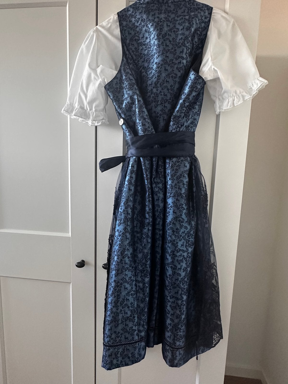 Dirndl maat 42, donkerblauw met kanten schort, Kleding | Dames, Ophalen of Verzenden, Zo goed als nieuw, Maat 42/44 (L)