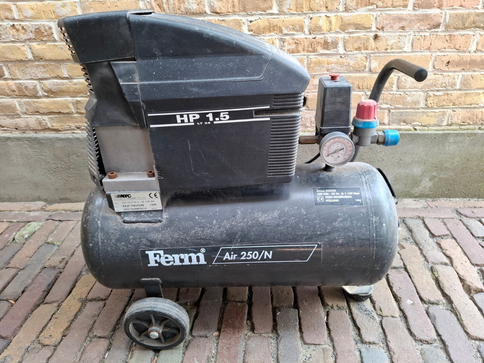 Ferm Air 250/N Compressor - 1.100 Watt, 1.5 HP, Ophalen, Gebruikt, 6 tot 10 bar, Minder dan 200 liter/min