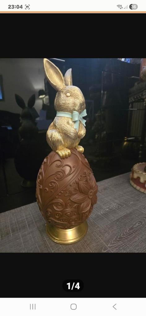 Prachtige gouden paashaas zittend op een gedecoreerd ei., Ophalen of Verzenden, Nieuw, Dier