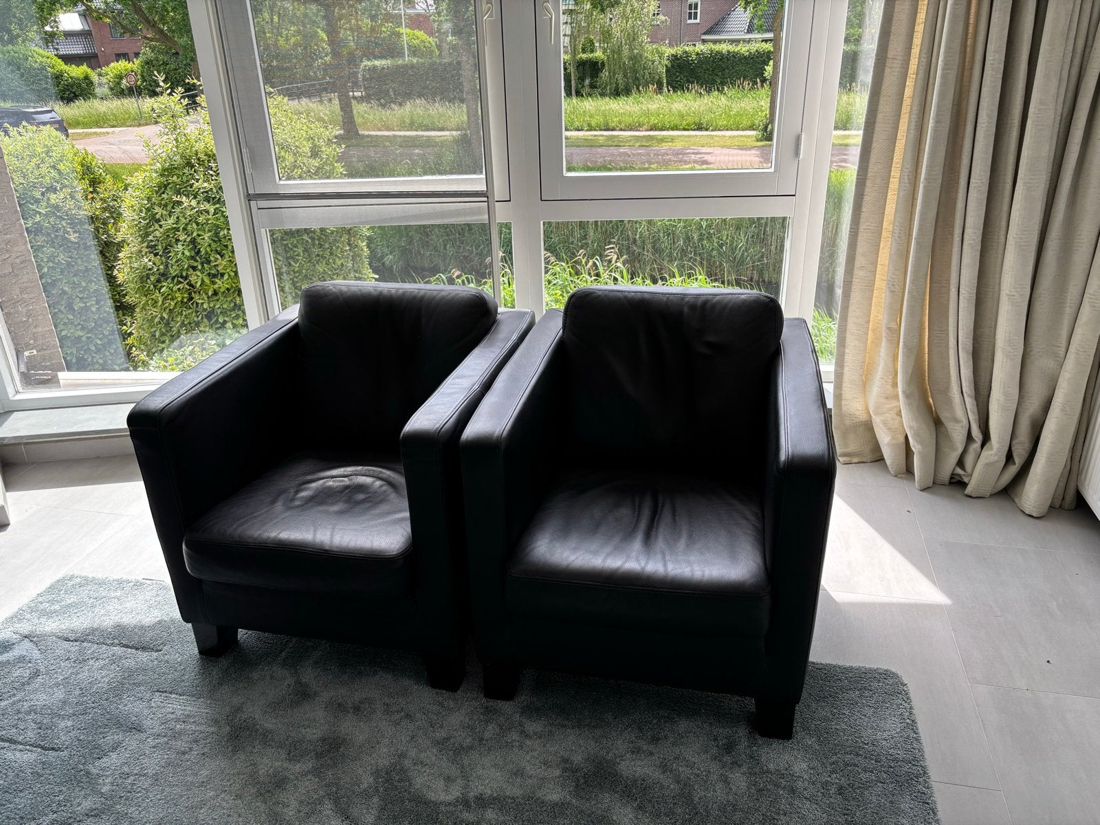 Twee zwarte leren fauteuils - t.e.a.b., Ophalen, Gebruikt, Leer, 75 tot 100 cm