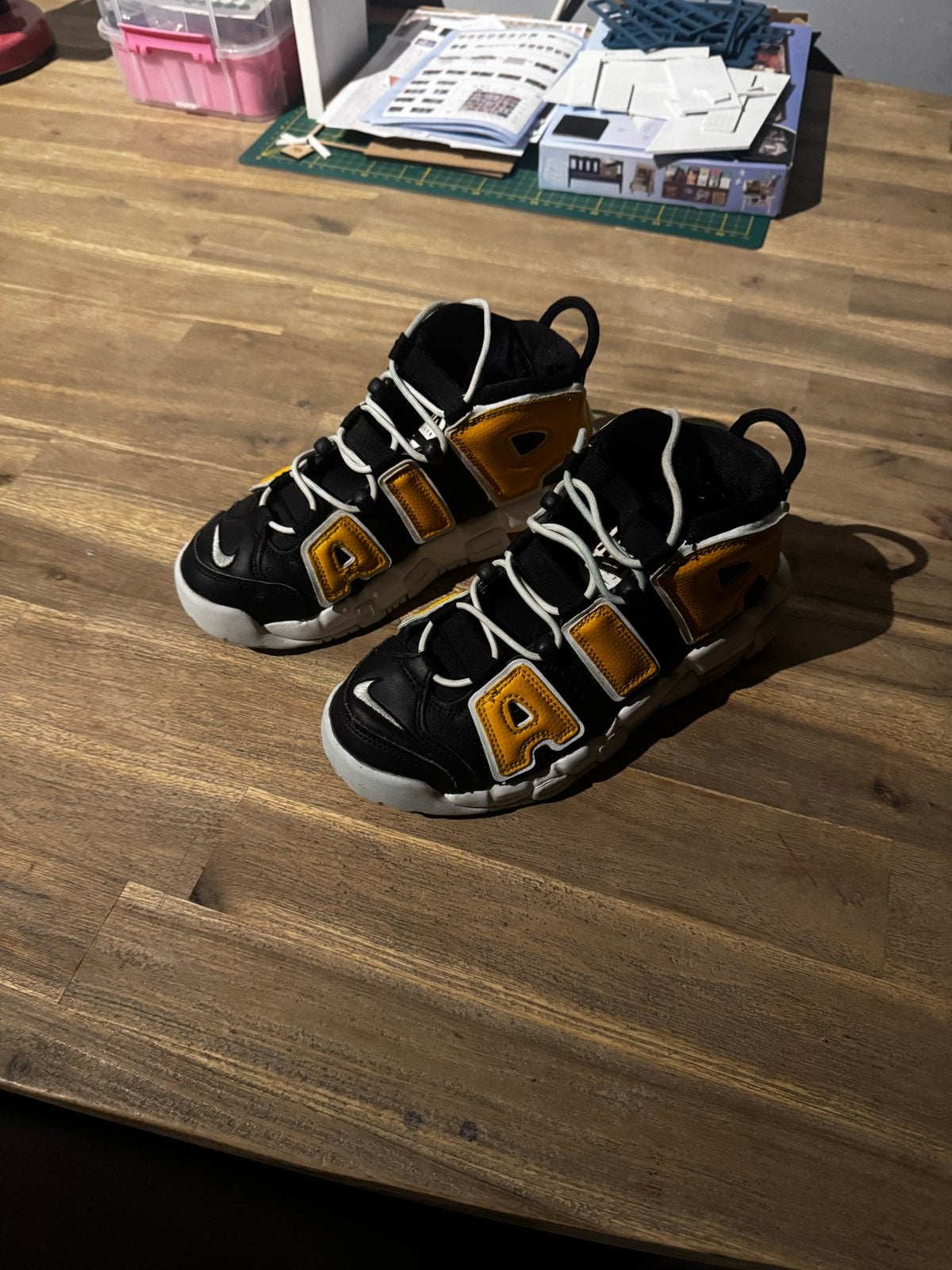 Nike Air More Uptempo '96 Zwart/Geel - Maat 36, Ophalen of Verzenden, Gebruikt, Jongen of Meisje, Sportschoenen
