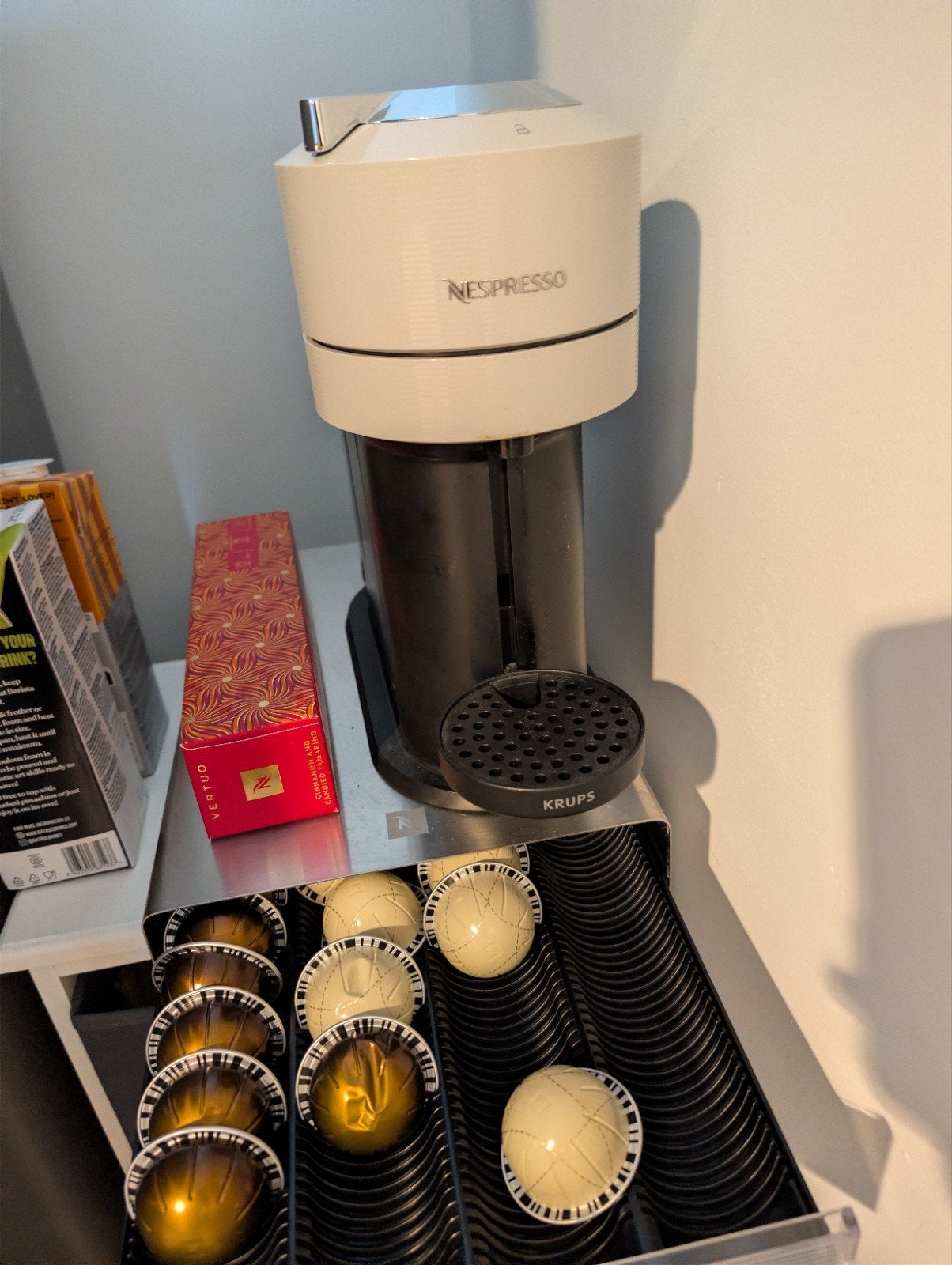 Nespresso Vertuo met koffiehouder en 28 capsules, Koffiepads en cups, Koffiemachine, Ophalen of Verzenden, Zo goed als nieuw