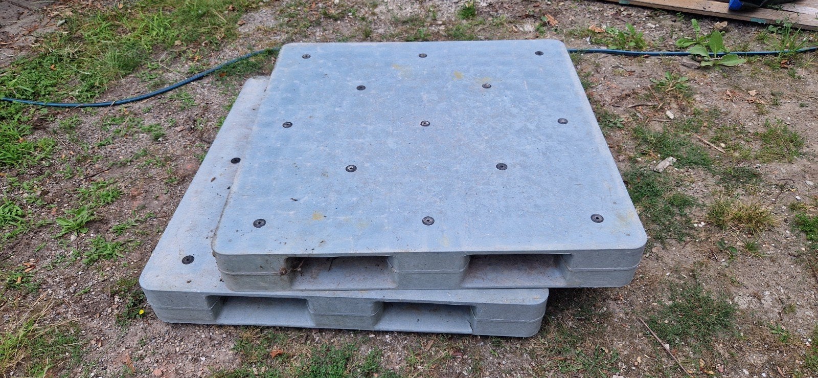2 kunststof pallets 1,10m x 1,10m, Ophalen