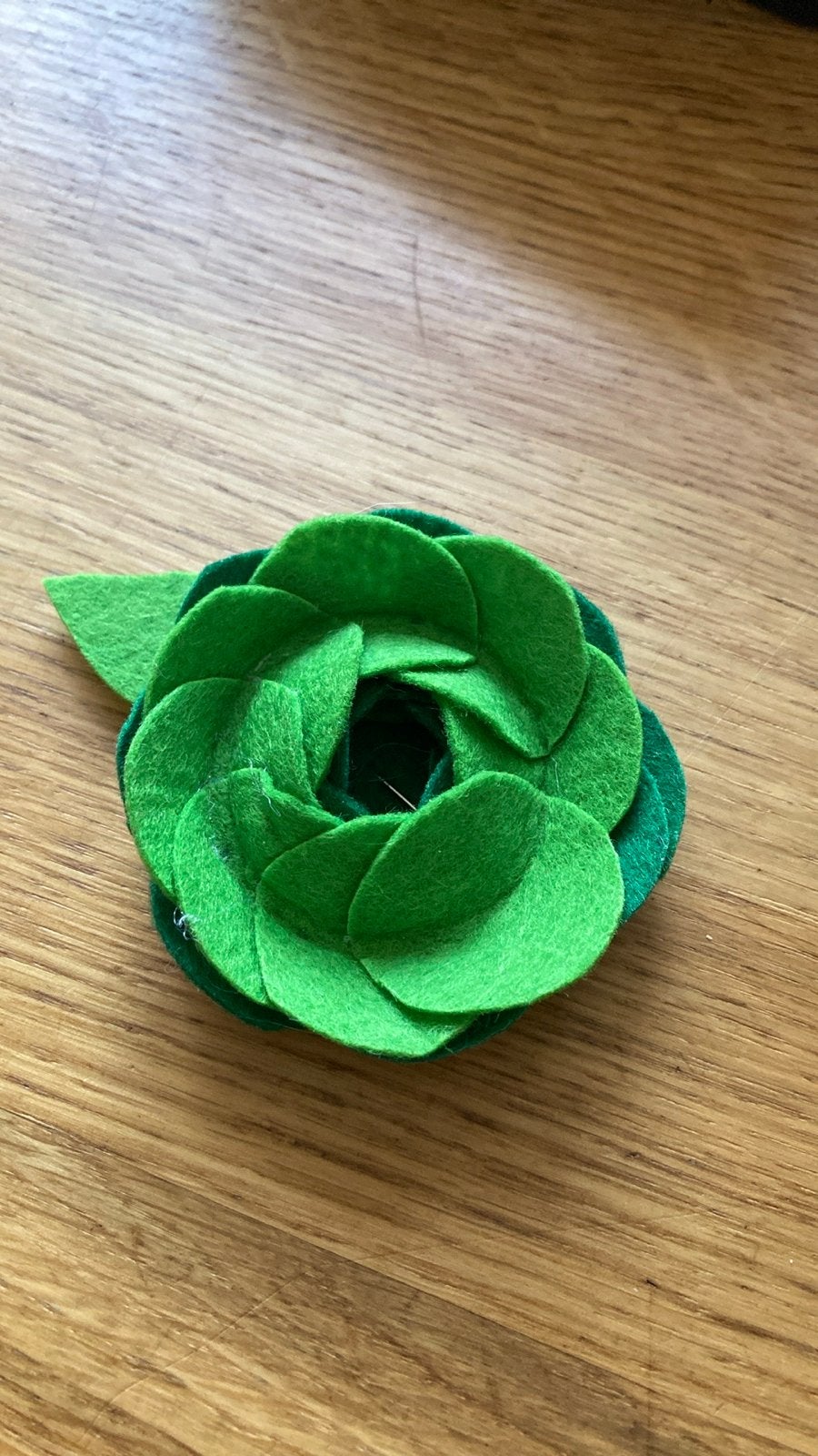 Handgemaakte vilten broche - Groene bloem, Overige materialen, 4 tot 7 cm, Nieuw, Ophalen of Verzenden
