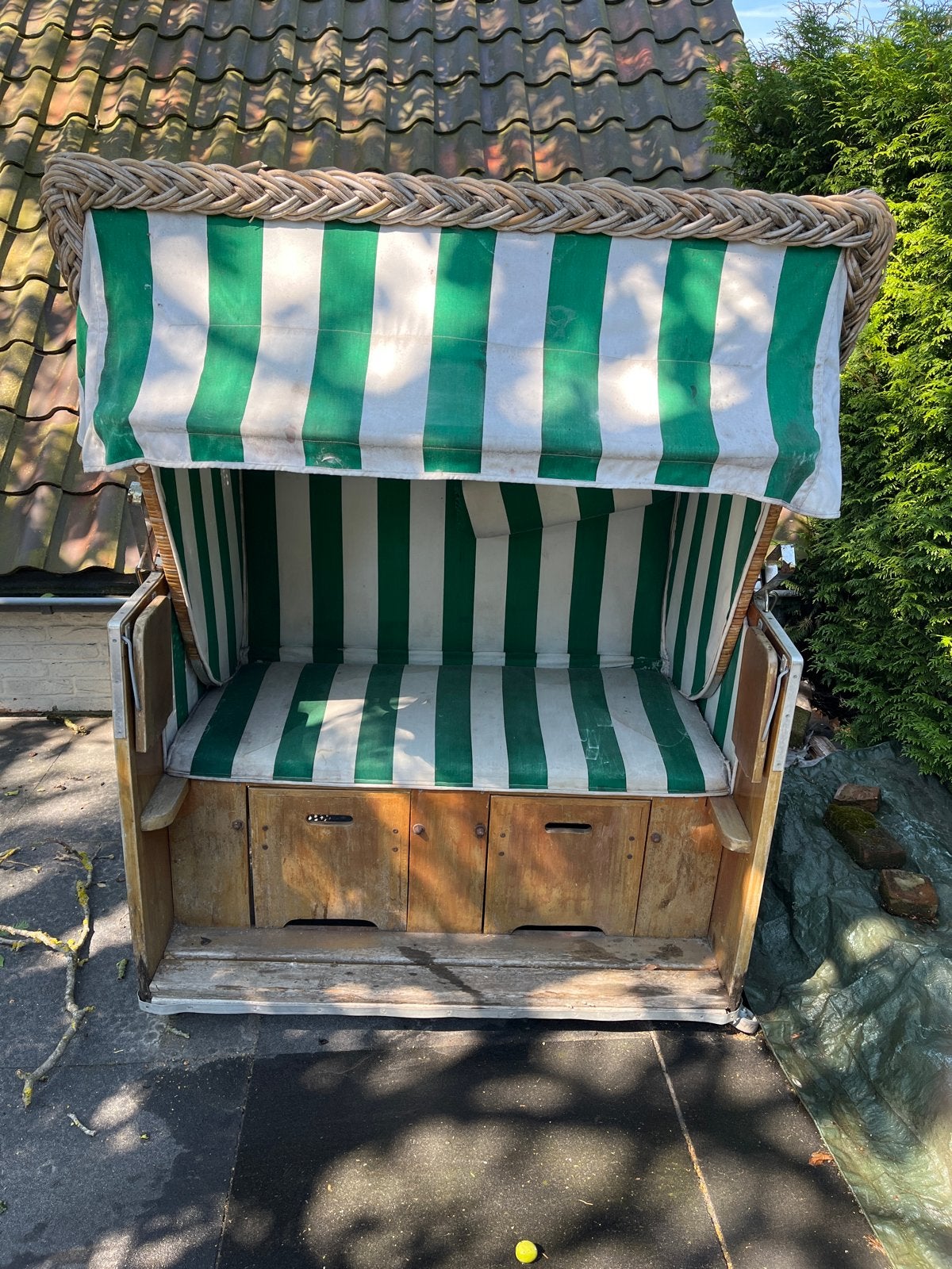 Strandkorf met groen-wit gestreepte bekleding, Tuin en Terras, Tuinstoelen, Gebruikt, Rotan, Verstelbaar, Ophalen