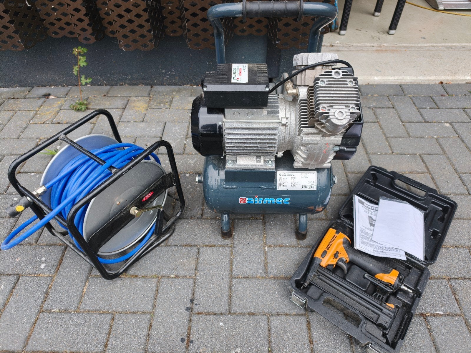 Compressor Airmac contimac met slang en bostitch nageltacker, Doe-het-zelf en Verbouw, Compressors, Minder dan 25 liter, Ophalen
