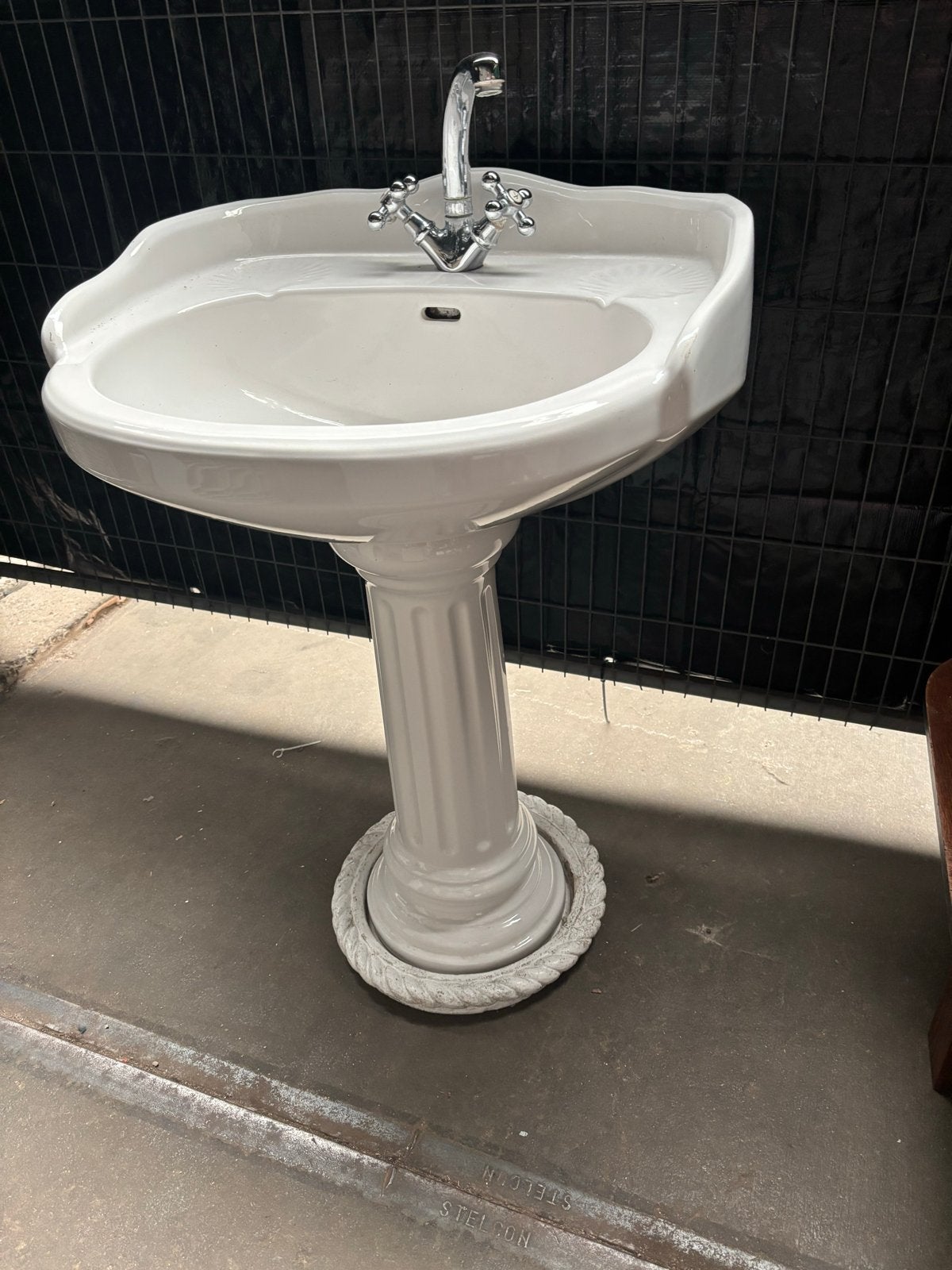 Mooie wasbak op zuil met kraan, Ophalen, Gebruikt, Chroom, Wastafel