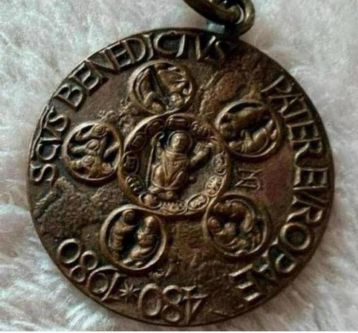Vintage religious Catholic bronse medal pendant of Saint Ben, Ophalen of Verzenden, Overige materialen