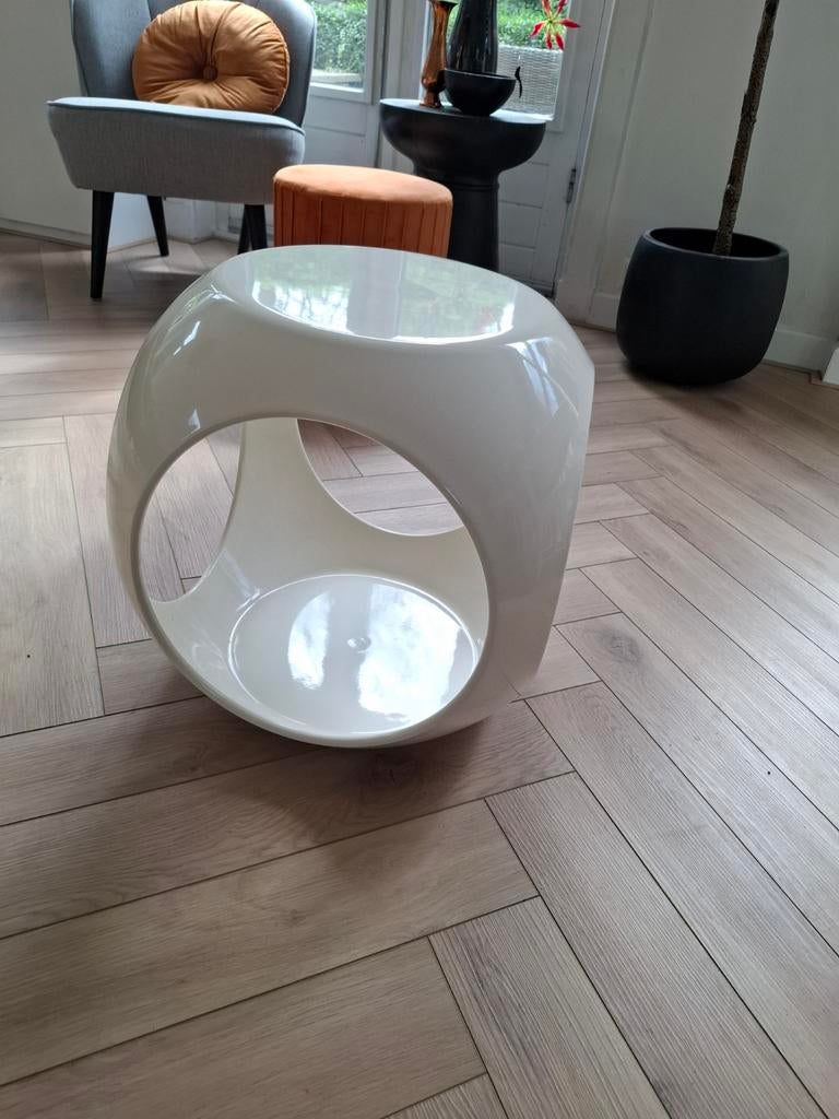 Bijna gratis wit design tafel stoel Dupont Finn stone, Minder dan 45 cm, Rond, Ophalen of Verzenden, Zo goed als nieuw