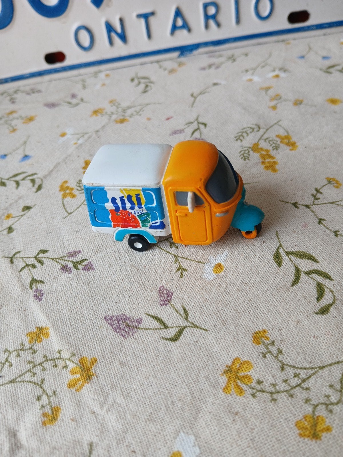 Sisi Orange. Reclame voertuig. Piaggio Ape 1:43, Ophalen of Verzenden, Tractor of Landbouw, Overige merken