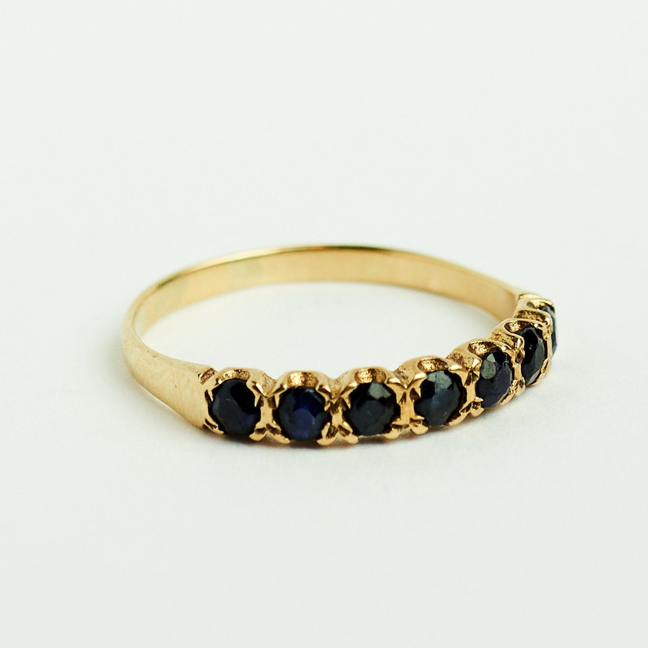 Vintage gouden ring 9 karaat rij ring saffier engeland, 18 tot 19, Ophalen of Verzenden, Zo goed als nieuw, Met edelsteen