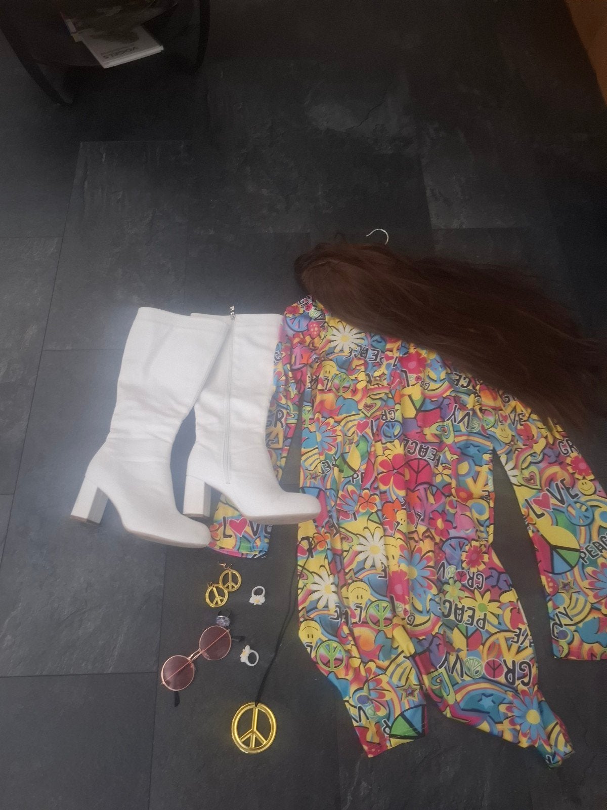 Hippie kostuum met accessoires en witte laarzen, Maat 38/40 (M), Ophalen of Verzenden, Kleding, Overige thema's