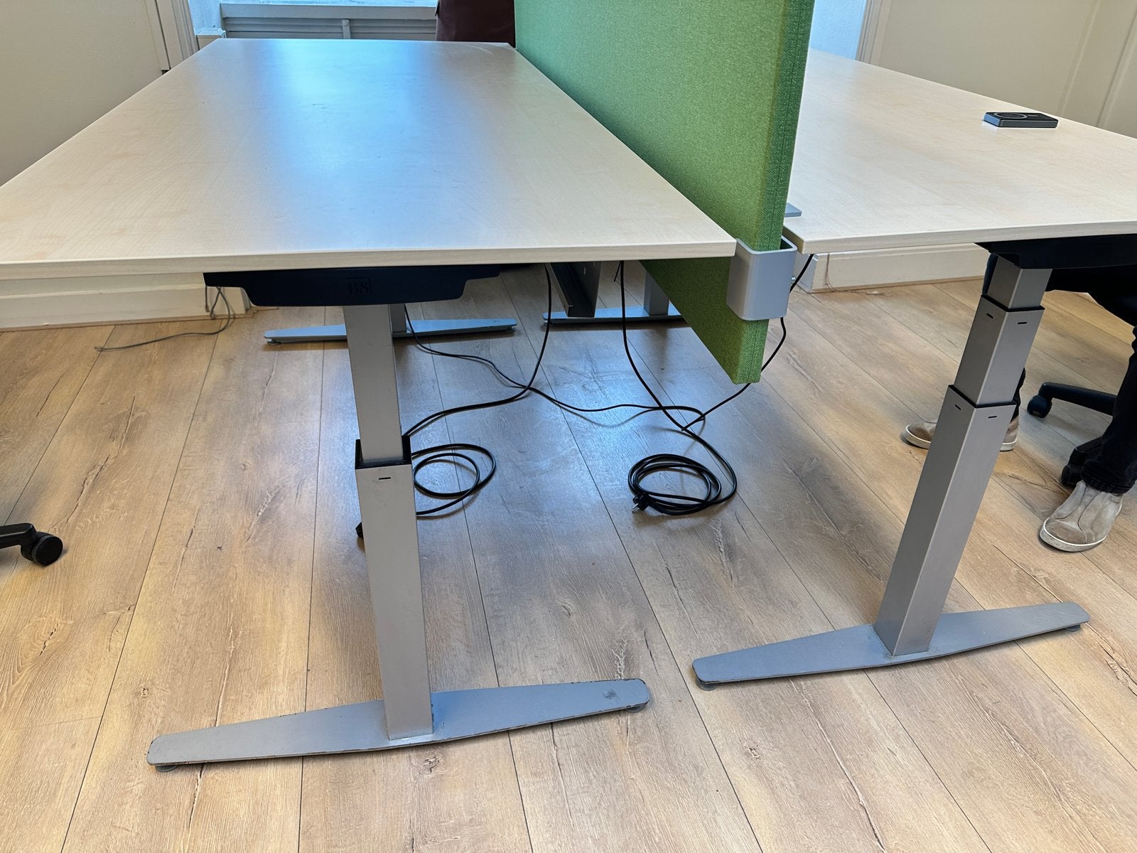 Twee elektrisch verstelbare bureaus met scheidingswand, Werkplek, Ophalen, Gebruikt, Bureau