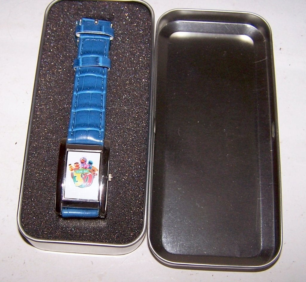 Sesamestraat 30 jaar horloge in originele blikken doos., Ophalen of Verzenden, Nieuw, Blauw, Jongen of Meisje