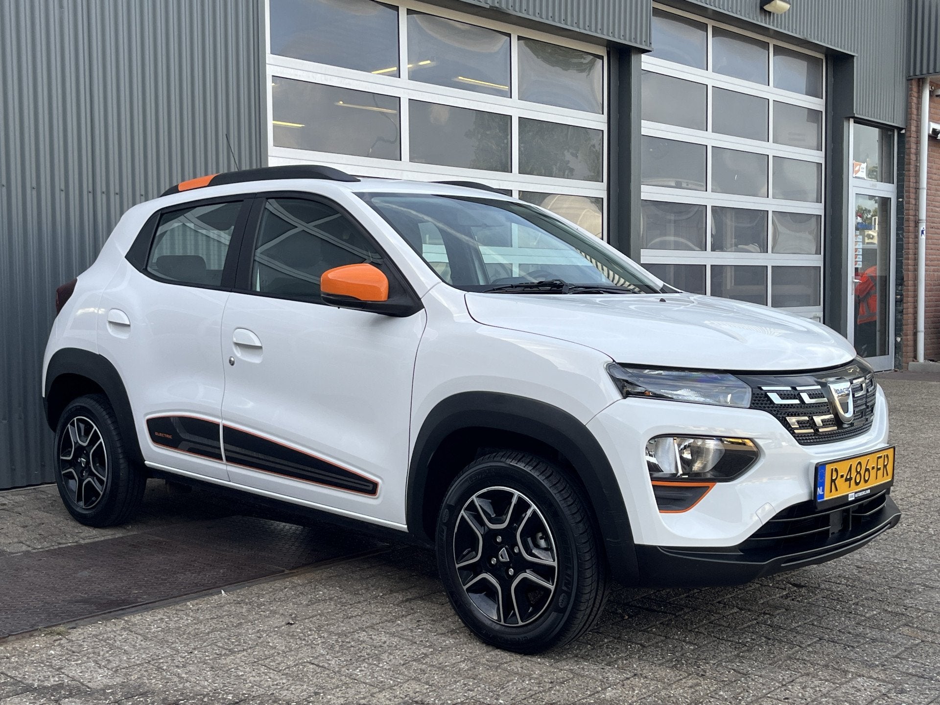 Dacia Spring Comfort Plus 27 kWh Airco Cruise controle Telef, Auto's, Gebruikt, Zwart, Parkeersensor, Te koop