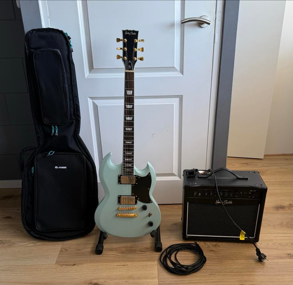 Harley Benton DC-DLX Gotoh Daphne Blue Gitaar Bundle, Muziek en Instrumenten, Met versterker, Zo goed als nieuw, Solid body, Ophalen