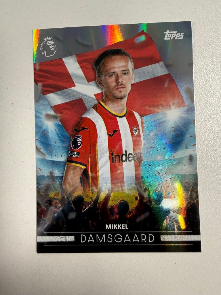 Mikkel Damsgaard Flying The Flag Premier League 2026-27, Ophalen of Verzenden, Nieuw, Buitenlandse clubs, Poster, Plaatje of Sticker