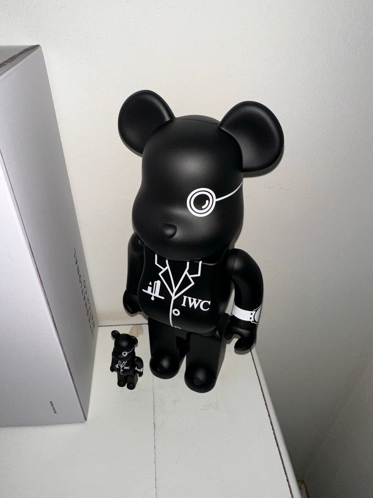 IWC x MEDICOM TOY SERIES 47 BEARBRICK 400% & 100%, Antiek en Kunst, Kunst | Designobjecten, Ophalen