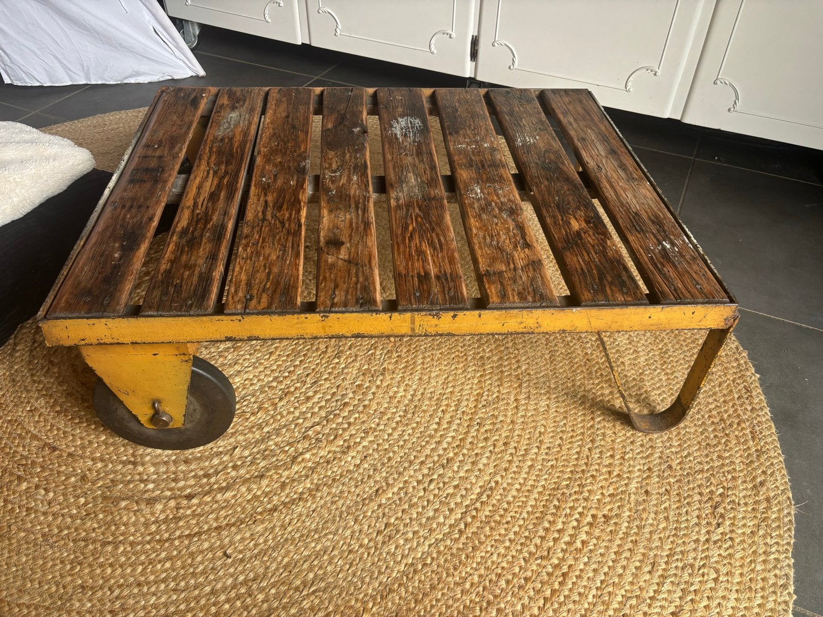 Industriële salontafel met metalen wielen (90x70x30 cm), Ophalen, Gebruikt, 50 tot 100 cm, Metaal