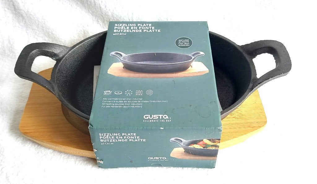 Gusta Sizzling Plate - gietijzeren pan + onderzetter - 27cm, Ophalen of Verzenden, Zo goed als nieuw, Gietijzer