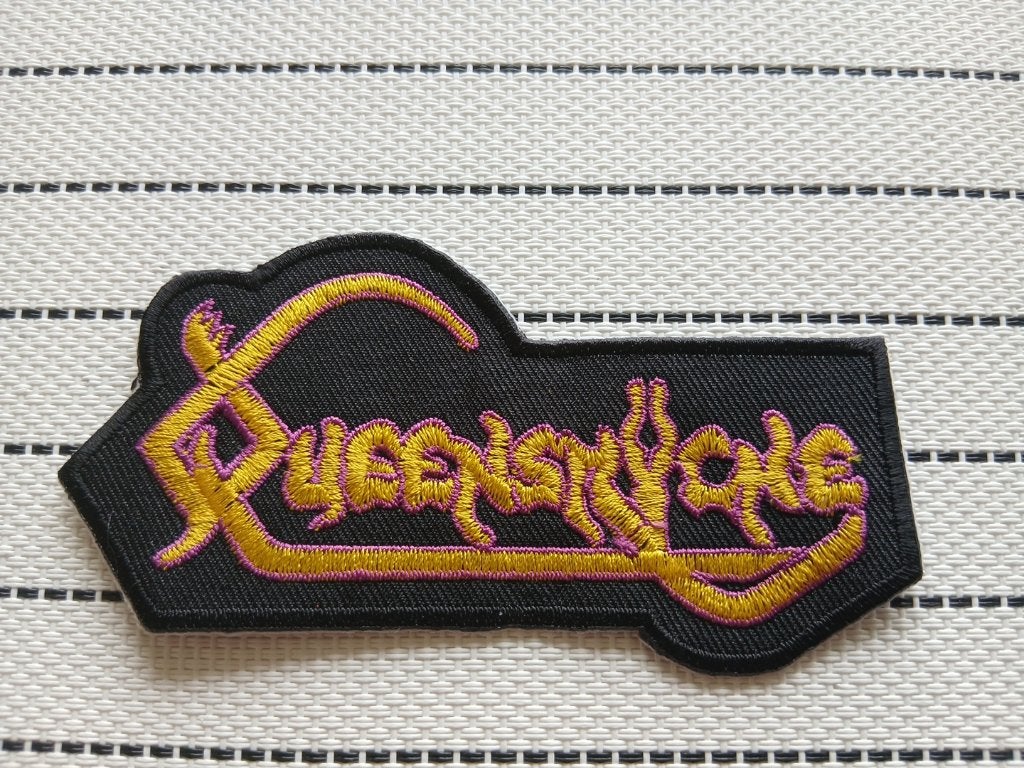 Queensryche mooie embroidered shaped logo patch q6 metal, Ophalen of Verzenden, Nieuw, Kleding