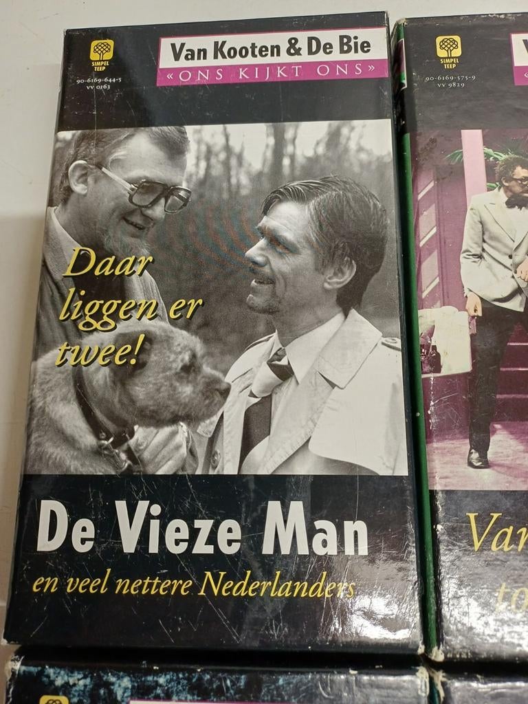 Van Kooten & De Bie - Ons Kijkt Ons VHS collectie (5 stuks), Cd's en Dvd's, VHS | Film, Alle leeftijden, Ophalen of Verzenden