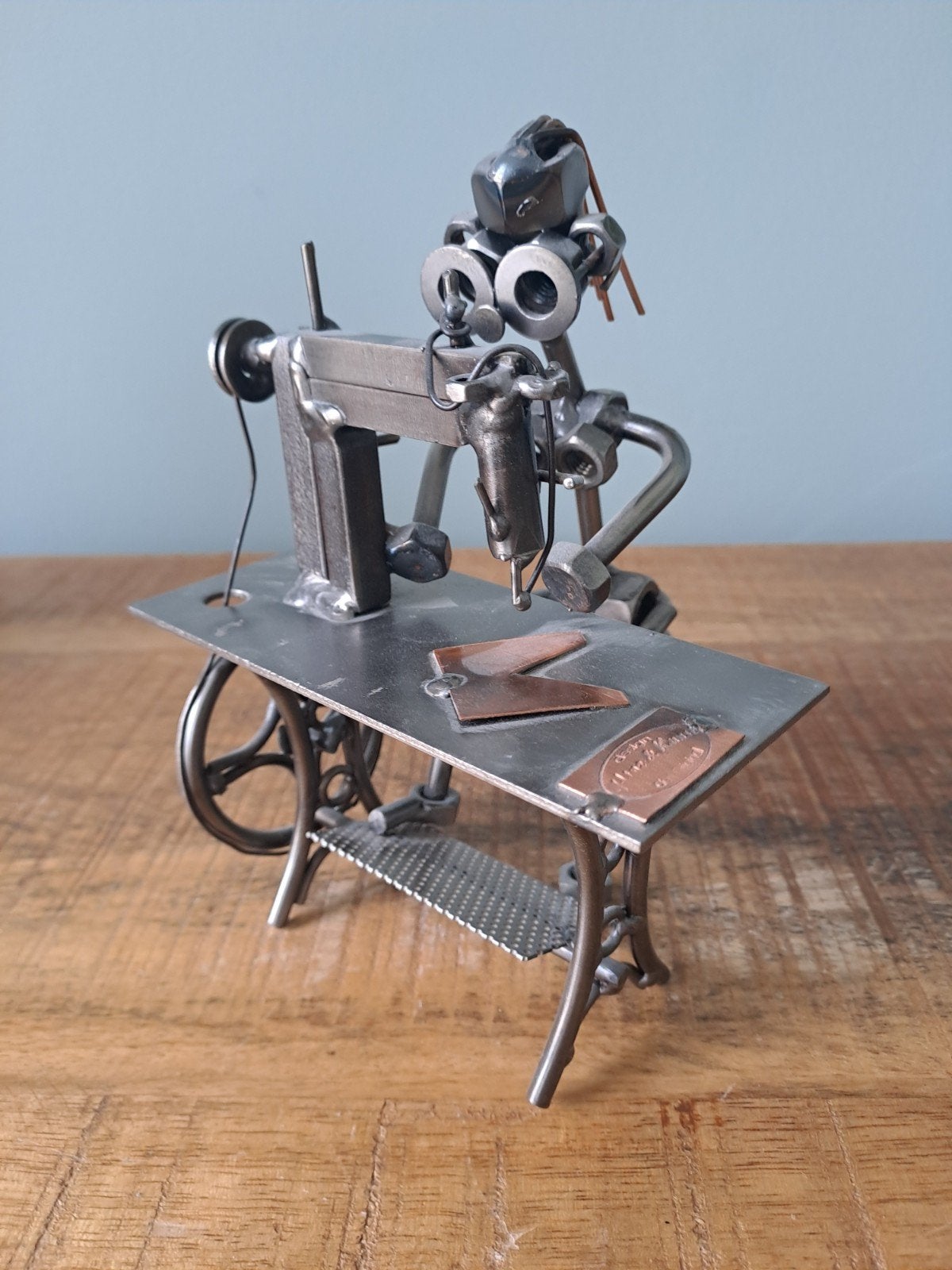 mwtalen sculptuur kleermaker achter naaimachine, Antiek en Kunst, Ophalen of Verzenden