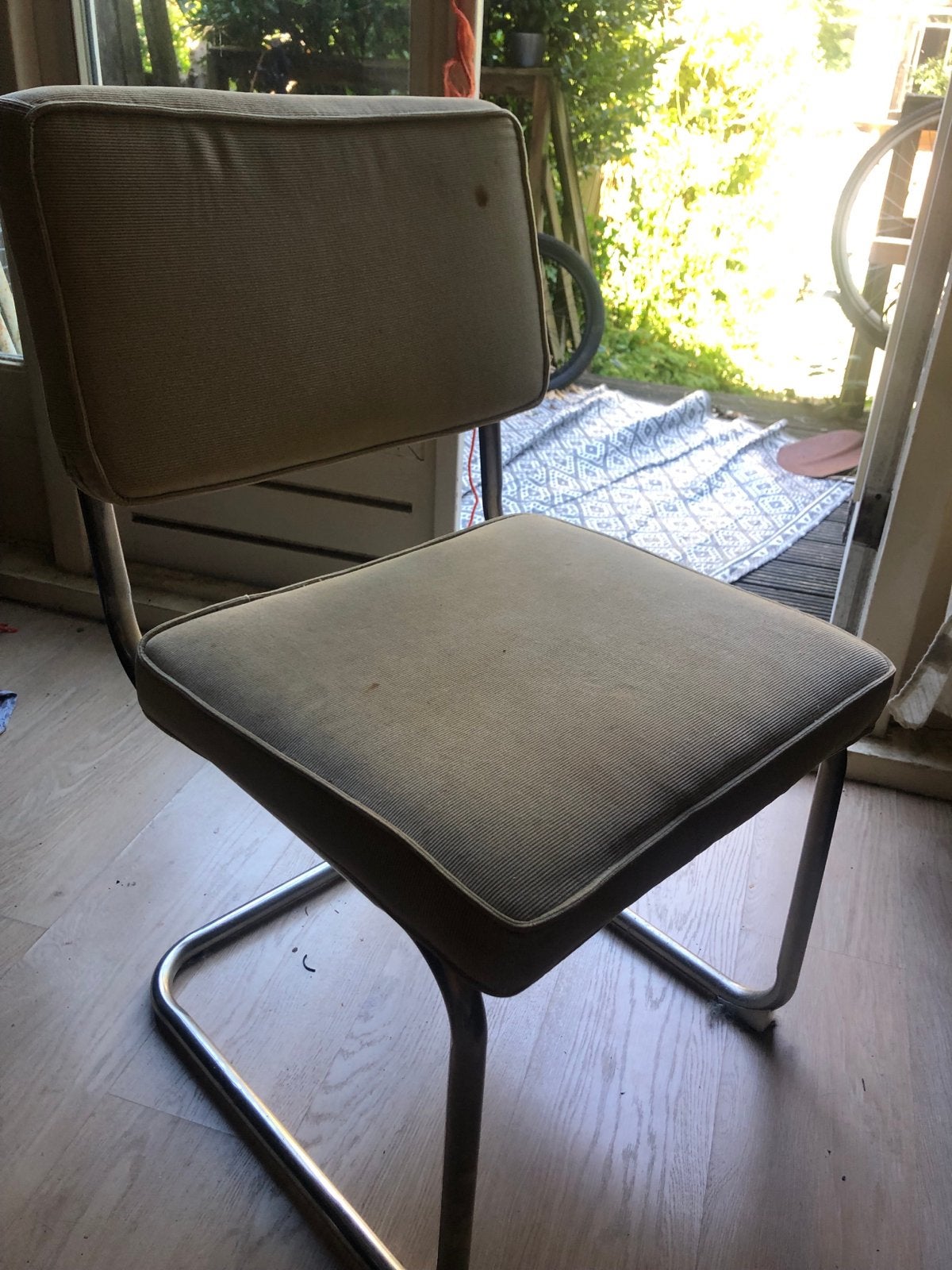 Buisframe stoel met witte rib stof, Ophalen
