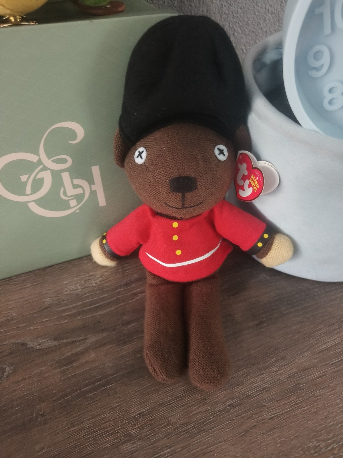 Ty Beanie Baby 'Teddy'  teddybeer van Mr. Bean London Guard, Ophalen of Verzenden, Zo goed als nieuw, Stoffen beer, Overige merken