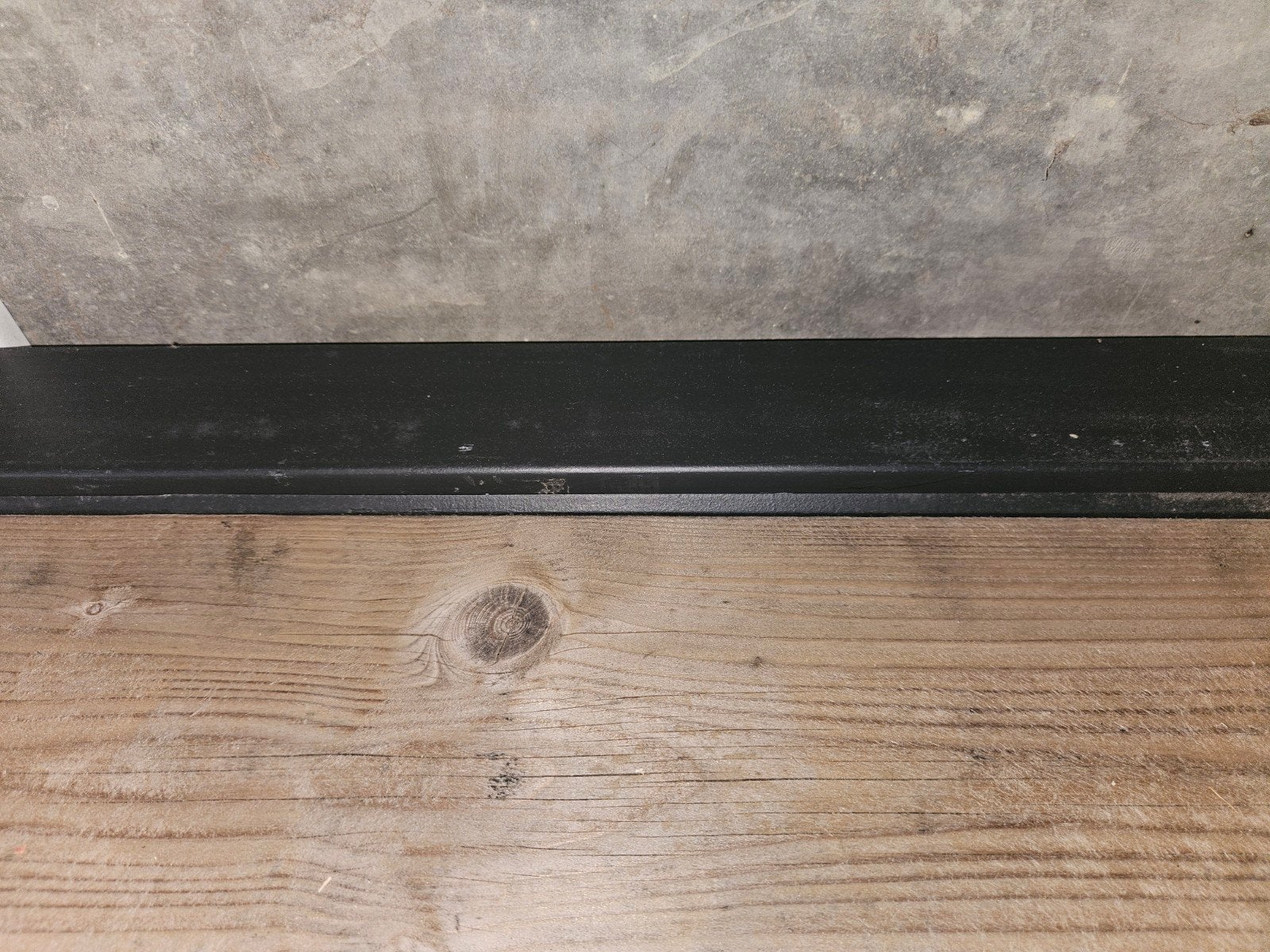 MDF ZWARTE plinten 22 m voor € 15.00, Doe-het-zelf en Verbouw, Plinten en Afwerking, Ophalen, Mdf, Plinten
