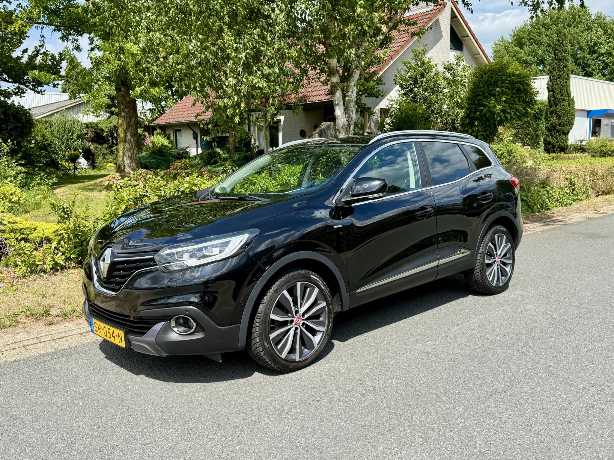 Renault Kadjar 1.2 TCe Bose 130PK Automaat•Navi•Trekhaak, Auto's, Kadjar, Gebruikt, 4 cilinders, Zwart