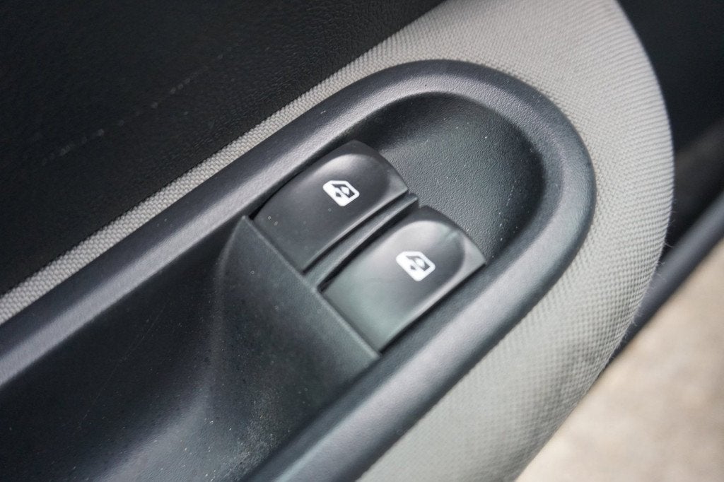 Renault Clio 1.2 TCe Special Line, Voorwielaandrijving, Gebruikt, Zwart, 4 cilinders