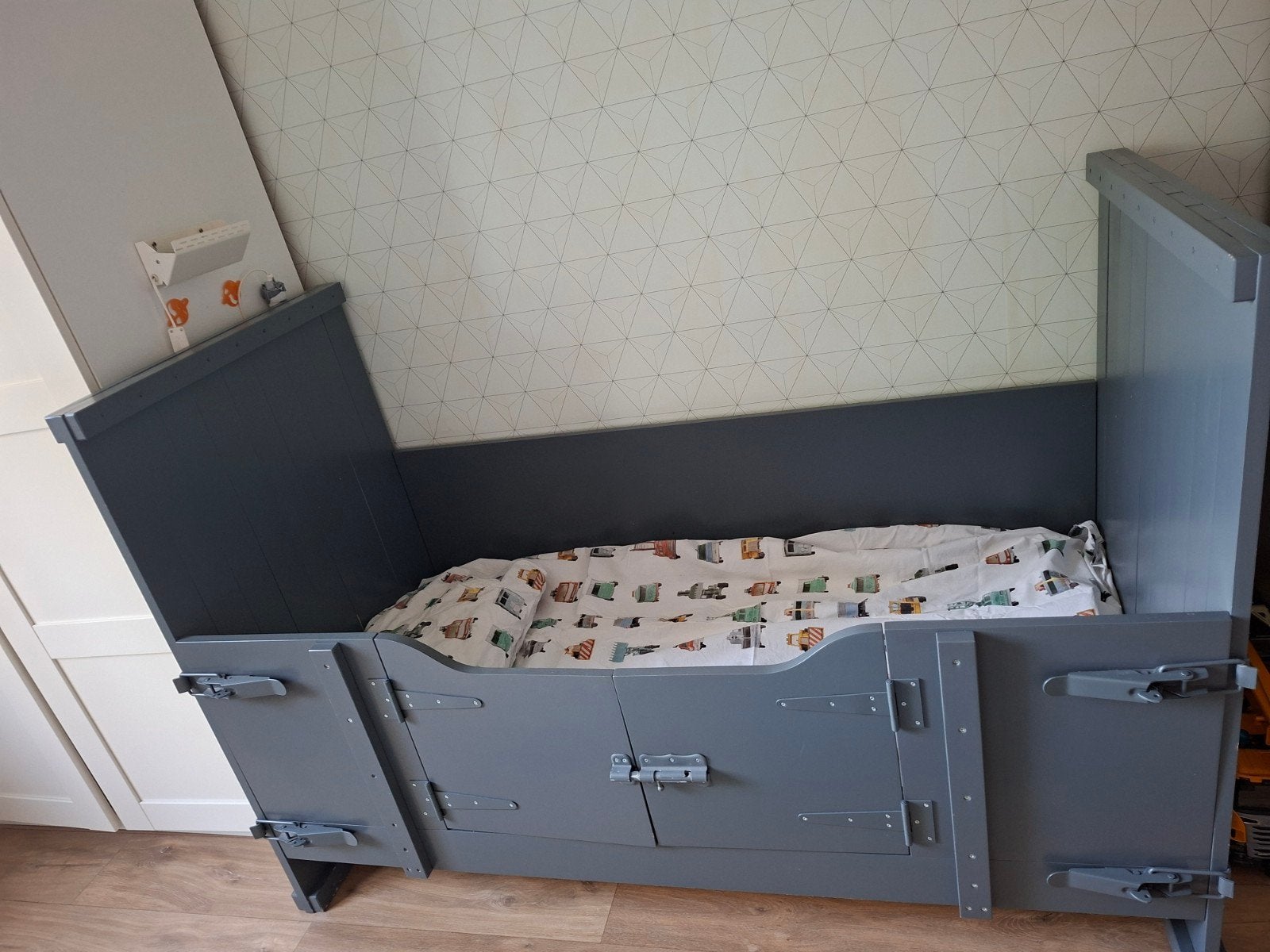 Peuterbed Happy Baby Holland Kiske, antraciet met beddengoed, Ophalen