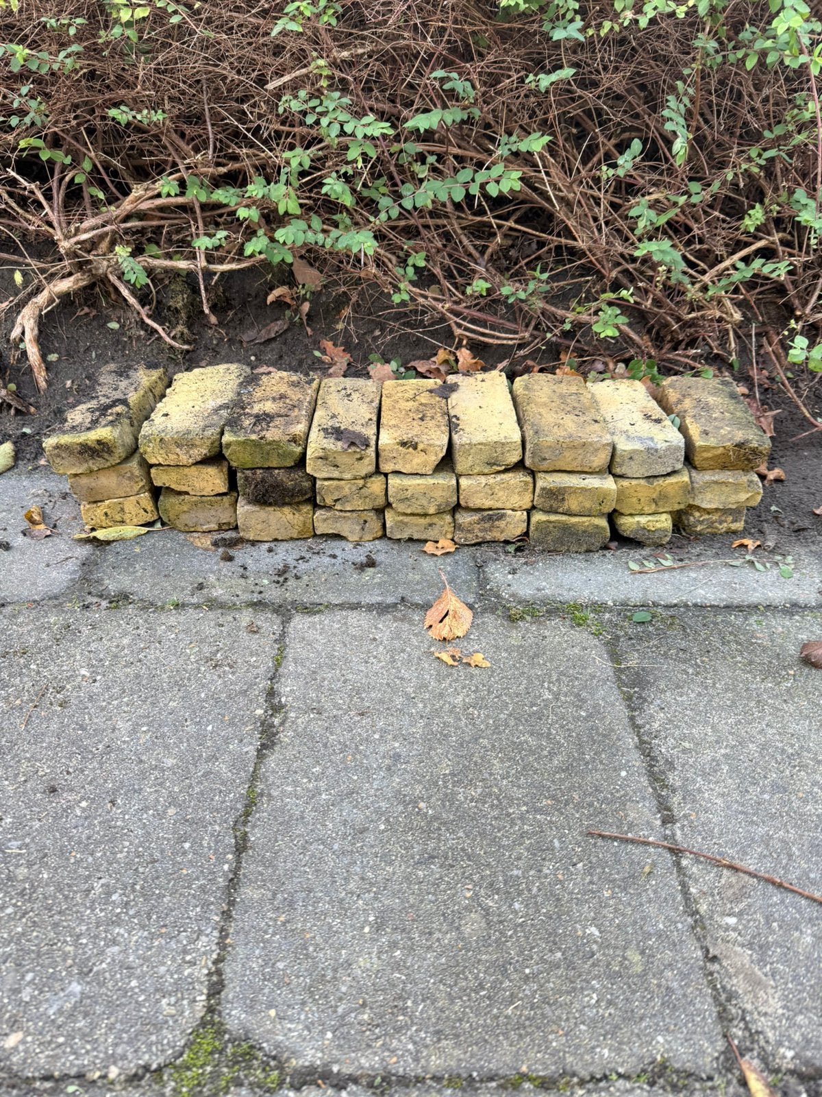 Geeltjes. 27 st, Ophalen, Gebruikt, Minder dan 5 m², Beton