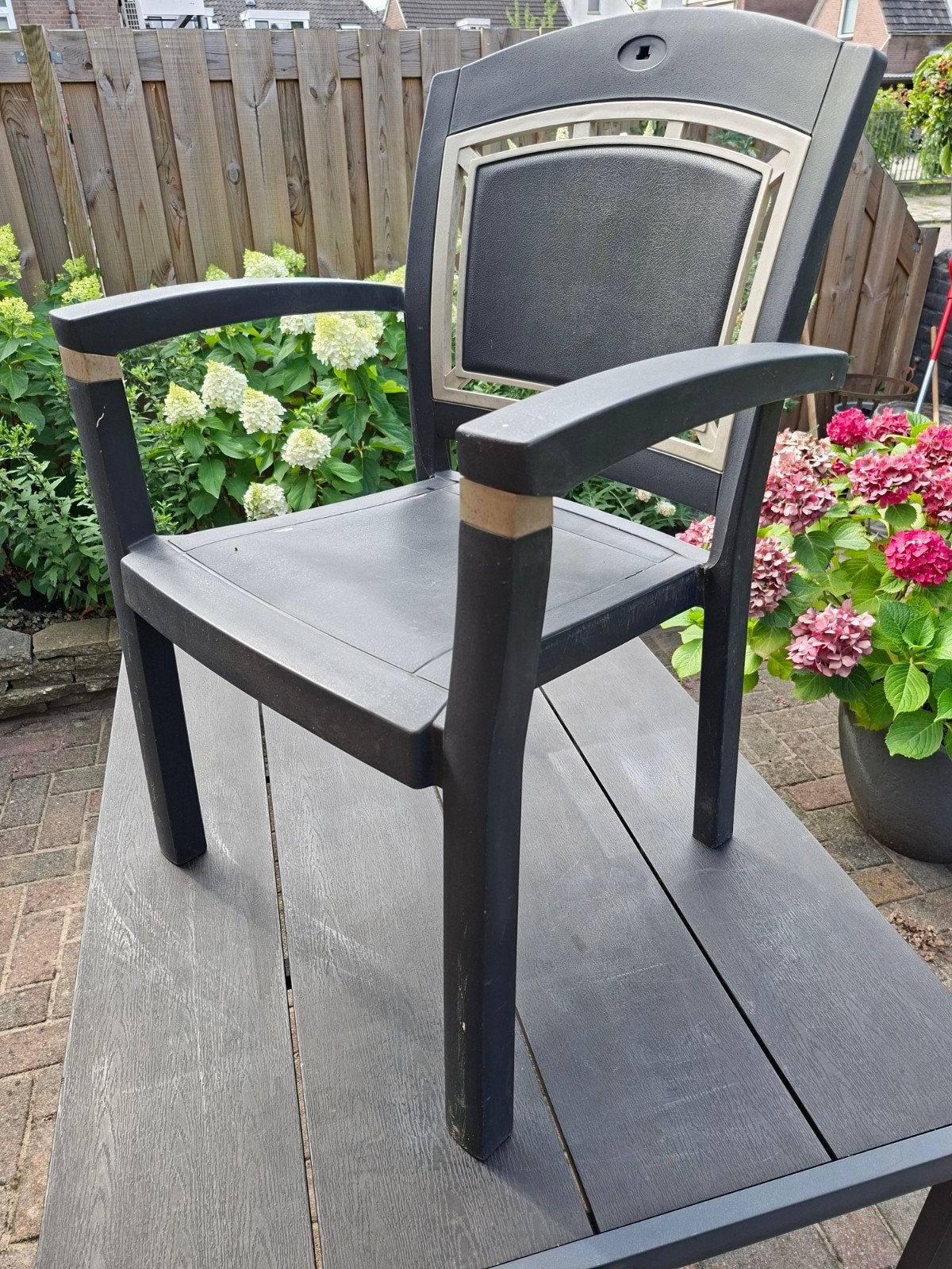 GRATIS AF TE HALEN: tafel 150-90-75  4 stoelen dkr grijs, Ophalen of Verzenden, Gebruikt, Kunststof