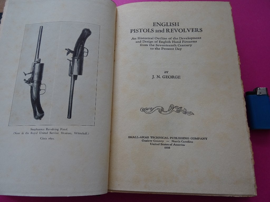 BOEK 1938 ANTIEKE WAPENS PISTOLEN EN REVOLVERS COLT, Ophalen of Verzenden, Landmacht, Engeland, Boek of Tijdschrift