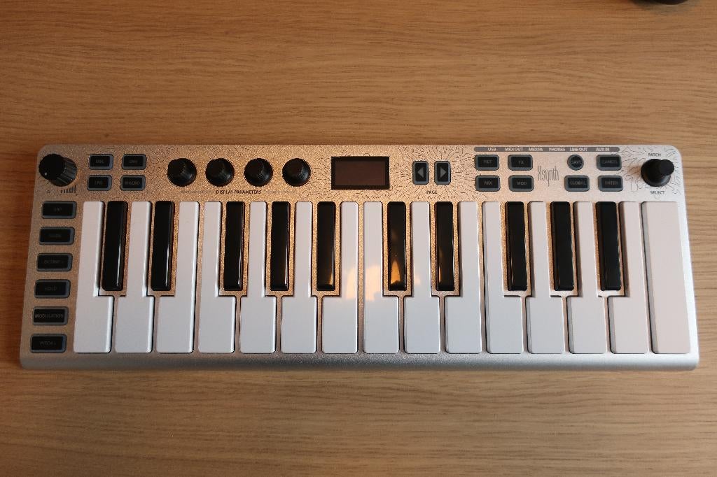 ESI Xsynth, Overige merken, Zo goed als nieuw, Met midi-aansluiting, Overige aantallen